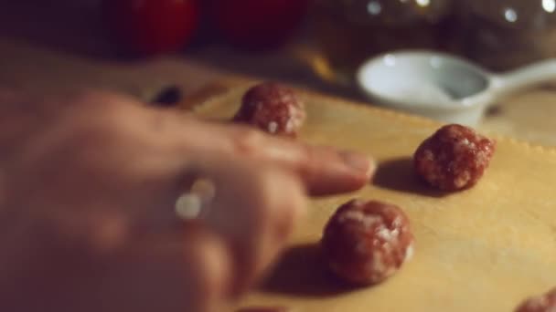用一张面团盖住肉的妇女的手的特写 根据意大利古老的传统 意大利的一种典型菜肴 拉维里菜是自制的 4K视频 — 图库视频影像