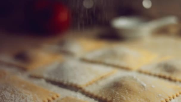 将面粉倒入新鲜的拉维奥里的特写 根据意大利古老的传统 意大利的一种典型菜肴 拉维里菜是自制的 4K视频 — 图库视频影像