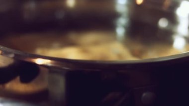 Ravioli 'yi kaynayan suyla birlikte tavaya koyarak yakın plan çek. Tipik bir İtalyan yemeği olan ravioli hazırlamak, eski İtalyan geleneğine göre ev yapımı. 4K video.