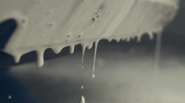 Beyaz köpükle kaplı ve su tabancasından sıçramış lüks araba yıkama işlemi. Parlak araba dış yüzeyine köpük saçılıyor. Güzel bir ortam. 4K video.