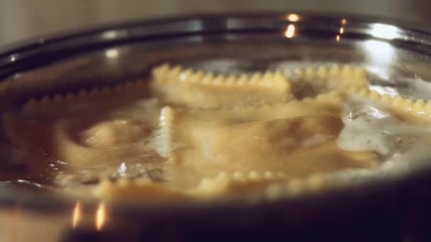 Närbild Matlagning Ravioli Genom Att Placera Dem Panna Med Kokande — Stockvideo