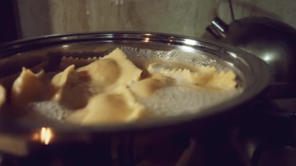 라비올리 요리를 마무리하기 프라이팬에 넣는다 이탈리아의 전통에 집에서 전형적 이탈리아 — 비디오