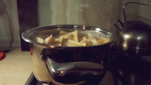 用开水放在平底锅中的方法 对煮萝卜进行特写 根据意大利古老的传统 意大利的一种典型菜肴 拉维里菜是自制的 4K视频 — 图库视频影像