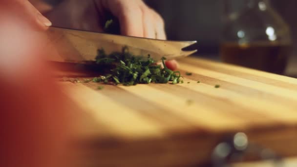 Zöld Petrezselymet Szeletelek Egy Késsel Vágódeszkán Egészséges Összetevő Finom Raviolihoz — Stock videók