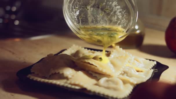 Frauen Großaufnahme Gießen Geschmolzene Butter Mit Gehackter Petersilie Auf Heiß — Stockvideo