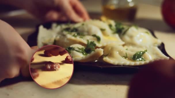매크로보기 뜨거운 라비올리가 보인다 이탈리아의 전통에 집에서 전형적 이탈리아 요리인 — 비디오