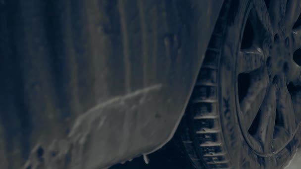Beyaz Köpükle Kaplı Tabancasından Sıçramış Lüks Araba Yıkama Işlemi Parlak — Stok video