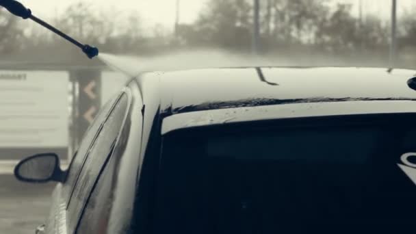 Autowaschvorgang Von Luxuswagen Voll Mit Weißem Schaum Und Spritzern Aus — Stockvideo