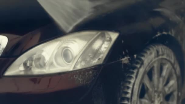豪华轿车洗车过程中满载白色泡沫和水枪飞溅 把泡沫撒在闪闪发亮的汽车外部 气氛很好4K视频 — 图库视频影像