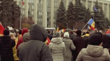 Chisinau, Moldova Cumhuriyeti - 06 Aralık 2020: Moldova halkı barışçıl bir siyasi gösteri için toplanıyor, hükümeti protesto ediyor, Coronavirus 'a karşı koruyucu maskeler takıyor