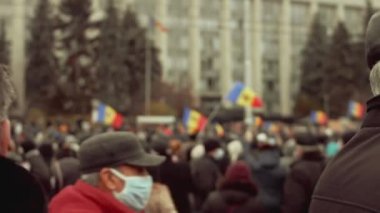 Chisinau, Moldova Cumhuriyeti - 06 Aralık 2020: Moldova halkı barışçıl bir siyasi gösteri için toplanıyor, hükümeti protesto ediyor, Coronavirus 'a karşı koruyucu maskeler takıyor