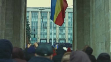 Chisinau, Moldova Cumhuriyeti - 06 Aralık 2020: Moldova halkı barışçıl bir siyasi gösteri için toplanıyor, hükümeti protesto ediyor, Coronavirus 'a karşı koruyucu maskeler takıyor