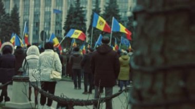 Chisinau, Moldova Cumhuriyeti - 06 Aralık 2020: Moldova halkı barışçıl bir siyasi gösteri için toplanıyor, hükümeti protesto ediyor, Coronavirus 'a karşı koruyucu maskeler takıyor