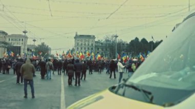Chisinau, Moldova Cumhuriyeti - 06 Aralık 2020: Moldova halkı barışçıl bir siyasi gösteri için toplanıyor, hükümeti protesto ediyor, Coronavirus 'a karşı koruyucu maskeler takıyor