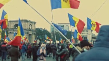 Chisinau, Moldova Cumhuriyeti - 06 Aralık 2020: Moldova halkı barışçıl bir siyasi gösteri için toplanıyor, hükümeti protesto ediyor, Coronavirus 'a karşı koruyucu maskeler takıyor