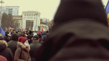 Chisinau, Moldova Cumhuriyeti - 06 Aralık 2020: Moldova halkı barışçıl bir siyasi gösteri için toplanıyor, hükümeti protesto ediyor, Coronavirus 'a karşı koruyucu maskeler takıyor