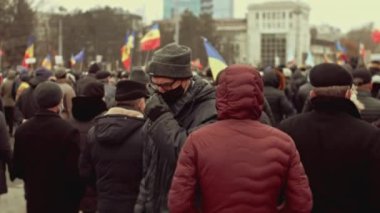 Chisinau, Moldova Cumhuriyeti - 06 Aralık 2020: Moldova halkı barışçıl bir siyasi gösteri için toplanıyor, hükümeti protesto ediyor, Coronavirus 'a karşı koruyucu maskeler takıyor
