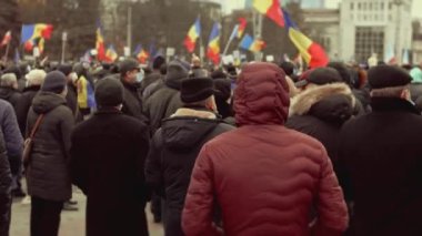 Chisinau, Moldova Cumhuriyeti - 06 Aralık 2020: Moldova halkı barışçıl bir siyasi gösteri için toplanıyor, hükümeti protesto ediyor, Coronavirus 'a karşı koruyucu maskeler takıyor