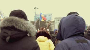 Chisinau, Moldova Cumhuriyeti - 06 Aralık 2020: Moldova halkı barışçıl bir siyasi gösteri için toplanıyor, hükümeti protesto ediyor, Coronavirus 'a karşı koruyucu maskeler takıyor