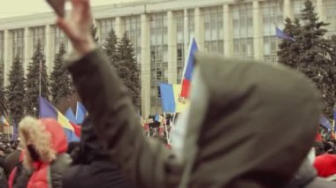 Chisinau, Moldova Cumhuriyeti - 06 Aralık 2020: Moldova halkı barışçıl bir siyasi gösteri için toplanıyor, hükümeti protesto ediyor, Coronavirus 'a karşı koruyucu maskeler takıyor