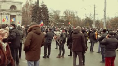 Chisinau, Moldova Cumhuriyeti - 06 Aralık 2020: Moldova halkı barışçıl bir siyasi gösteri için toplanıyor, hükümeti protesto ediyor, Coronavirus 'a karşı koruyucu maskeler takıyor