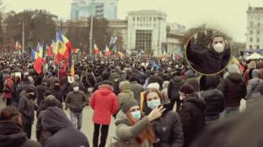 Chisinau, Moldova Cumhuriyeti - 06 Aralık 2020: Moldova halkı barışçıl bir siyasi gösteri için toplanıyor, hükümeti protesto ediyor, Coronavirus 'a karşı koruyucu maskeler takıyor