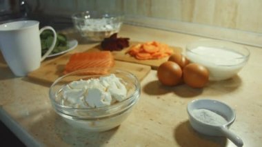 İnce, renkli krepler. Krem peynirli ve somon dolgulu kırmızı, sarı ve yeşil krep hazırlamak için en iyi malzeme. 4K video