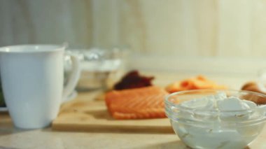 İnce, renkli krepler. Krem peynirli ve somon dolgulu kırmızı, sarı ve yeşil krep hazırlamak için en iyi malzeme. 4K video