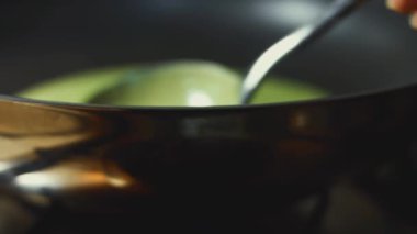 Krep pişirmek için tavaya yeşil krep hamuru döküyorum. Renkli krep hazırlama süreci. 4K video.