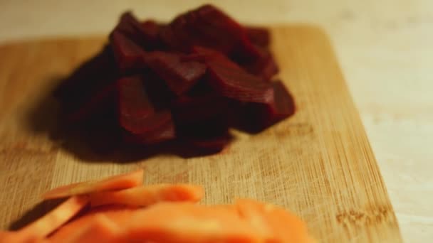 薄薄的美味的彩色煎饼 制作红 绿卷煎饼配以奶油芝士和鲑鱼馅的配料概览 4K视频 — 图库视频影像