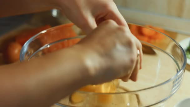 Kvinnan Knäcker Rått Ägg Med Kniv Ovanför Skål Processen För — Stockvideo