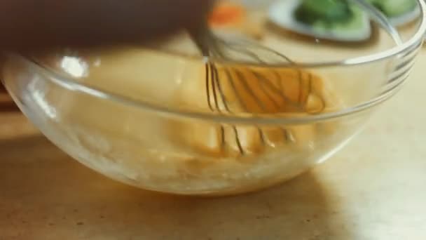 女性は生の卵をボウルの上にナイフで割る パンケーキの準備の過程 4Kビデオ — ストック動画