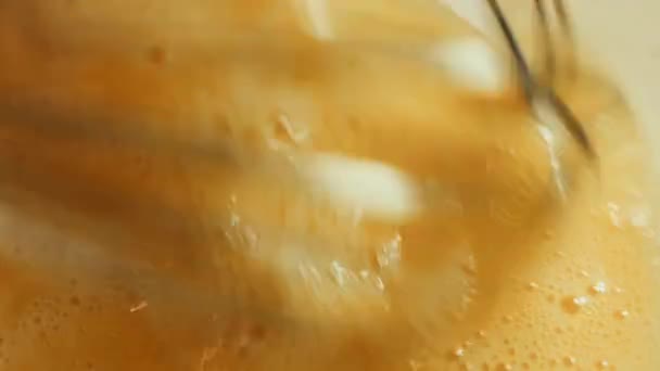 女性は生の卵をボウルの上にナイフで割る パンケーキの準備の過程 4Kビデオ — ストック動画