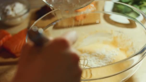Mieszanie Świeżych Jaj Mieszalnikiem Ręcznym Stali Szklanej Misce Dodaję Mąkę — Wideo stockowe