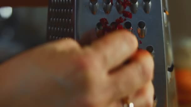 女性の手は 家庭料理の上にビートをこすります 4Kビデオ マクロビュー — ストック動画