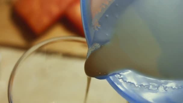 Häll Pannkaksmet Ett Glas Processen För Att Förbereda Pannkakor Video — Stockvideo