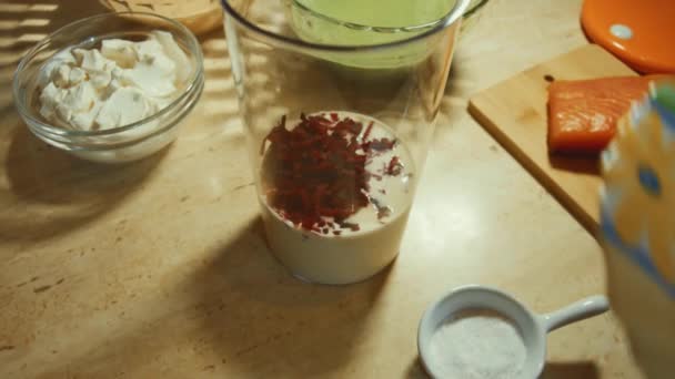 손으로 믹서에 재료를 팬케이크 반죽에 문지르는 넣는다 팬케이크를 만드는 비디오 — 비디오