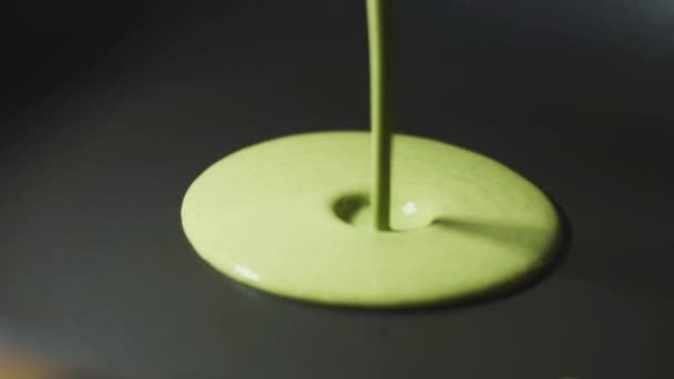 Ρίχνουμε Πράσινο Μείγμα Τηγανίτας Ένα Τηγάνι Για Ψηθούν Τηγανίτες Διαδικασία — Αρχείο Βίντεο