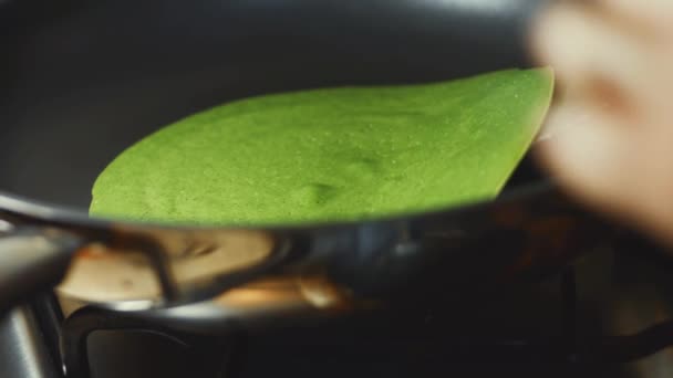 Наливаючи Зелену Сковороду Сковороду Приготування Млинців Процес Приготування Барвистих Млинців — стокове відео