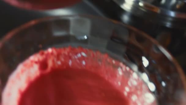 Rozpowszechnianie Czerwonego Naleśnika Ciasto Okrągłe Ruchy Patelni Gotowania Naleśniki Proces — Wideo stockowe