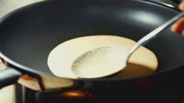 Rote Pfannkuchenteig Runden Schritten Einer Pfanne Zum Kochen Von Pfannkuchen — Stockvideo