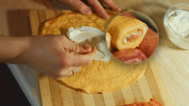 薄いおいしいカラフルなパンケーキ 緑のロールパンケーキのマクロビュークリームチーズとサーモンが皿に充填されます 4Kビデオ スローモーション — ストック動画