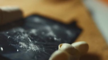 Bir yüzeyde duran akıllı telefonun makro görüntüsü. Deli biri sert bir objeyle ekranı kırıyor. Bozuk akıllı telefon. 4K video.