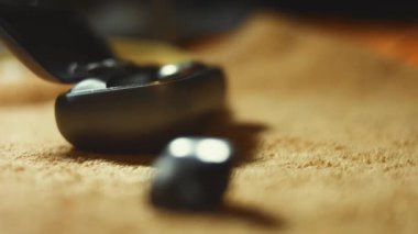 Şarj çantasındaki kablosuz kulaklıkların makro görüntüsü. Erkekler bir kulaklığı davadan alıp gösteriyorlar. 4K video.