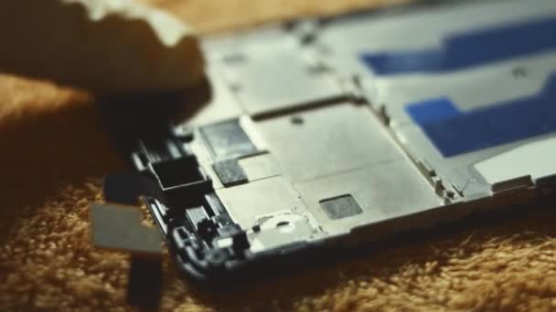 智能手机放在表面上的宏观视图 有人疯了 用硬物打破屏幕 坏了的智能手机4K视频 — 图库视频影像