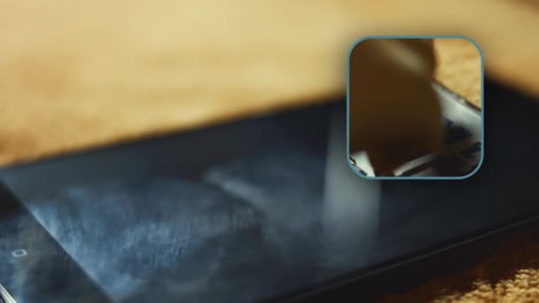 Pemandangan Makro Dari Smartphone Berbaring Atas Permukaan Seseorang Gila Melanggar — Stok Video