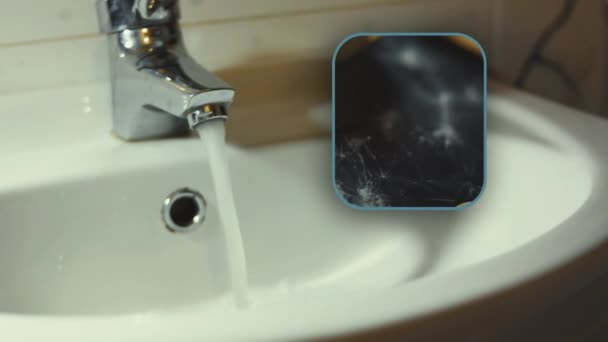 手机屏风在洗脸盆的水下 测试手机屏风的防水性能 4K视频 — 图库视频影像