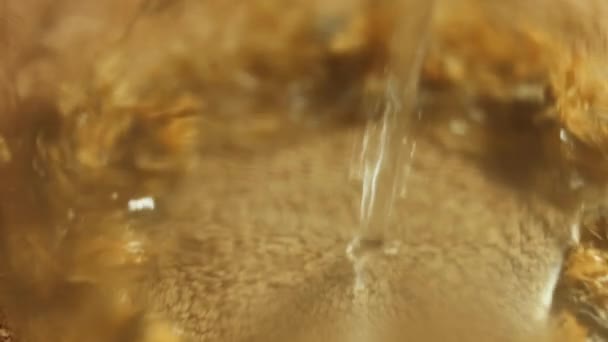 Teeblätter Und Blüten Einen Durchsichtigen Becher Mit Heißem Wasser Gießen — Stockvideo