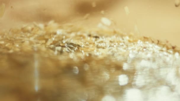 Derramando Folhas Chá Flores Uma Caneca Transparente Com Água Quente — Vídeo de Stock