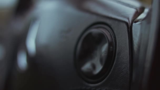 Fechar Mão Ajustando Botão Condicionado Carro Homem Usando Sistema Condicionado — Vídeo de Stock